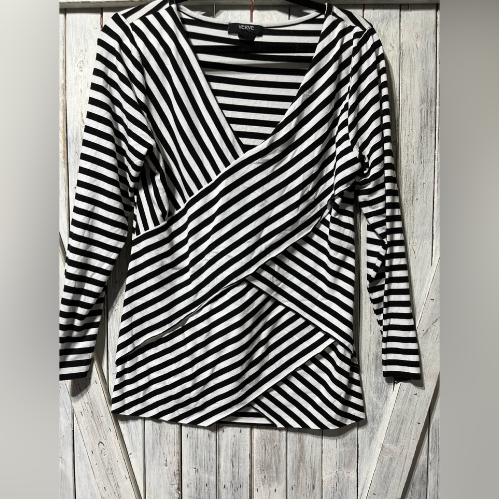 VERVE Size Large Bright Fun Ladies Top!! Dress Up or Dress it Down.!!!